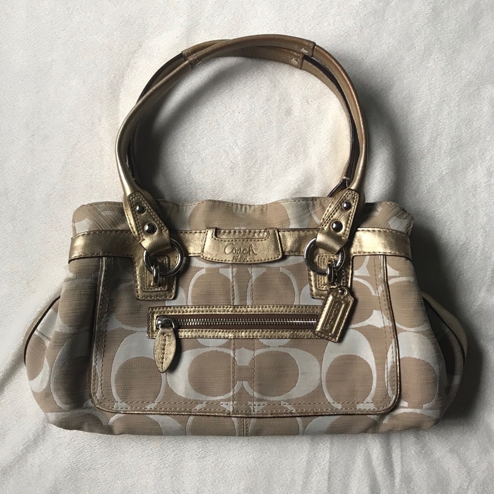100% authentic coach bag with beautiful gold trim!